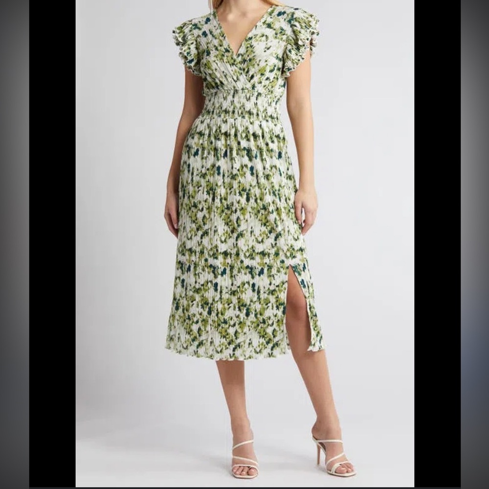 Chelsea28 Flutter Sleeve Plissé Midi
Dress In Green Size S